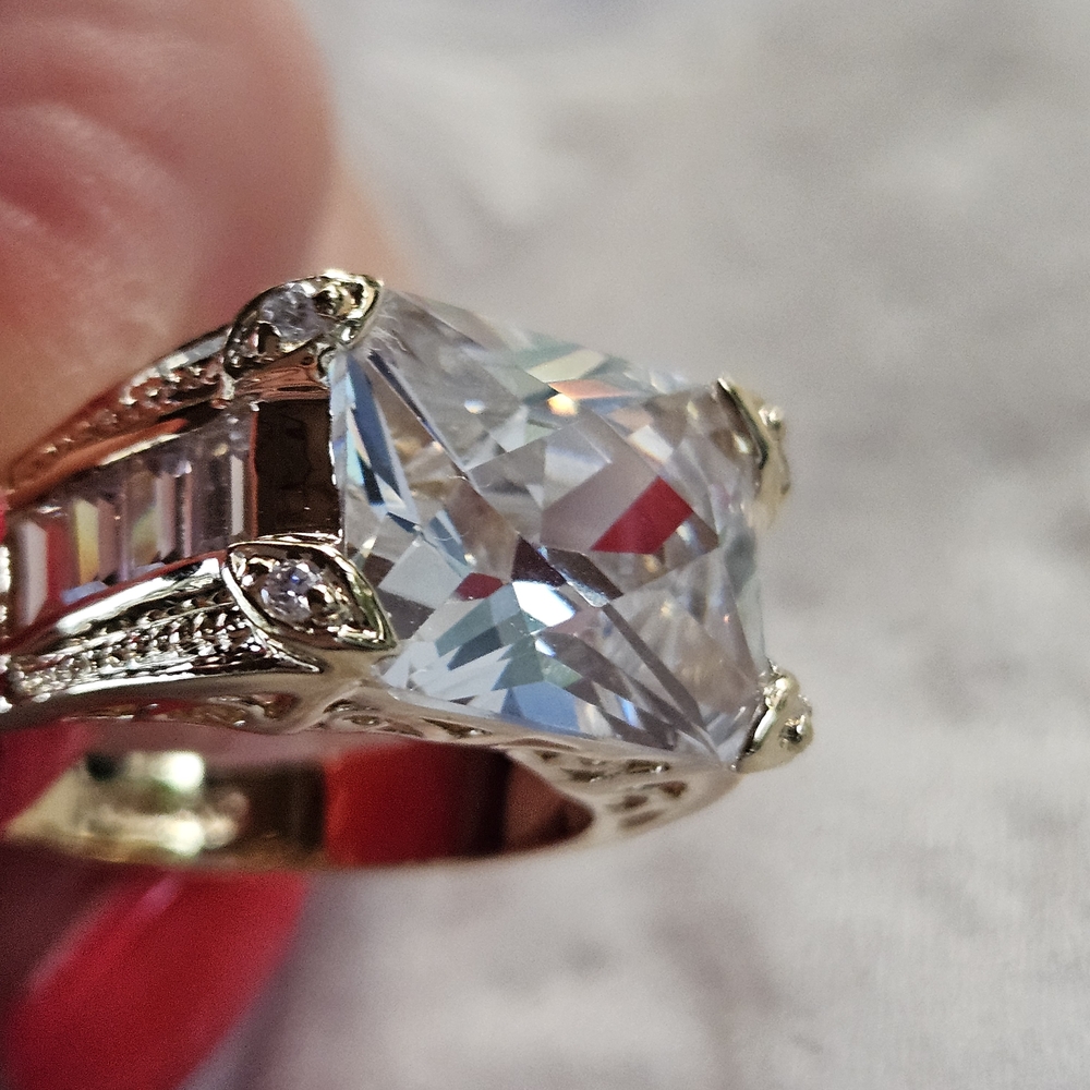 Elegant Silver Women's Ring with Clear Gemstone - Picture 12 of 14